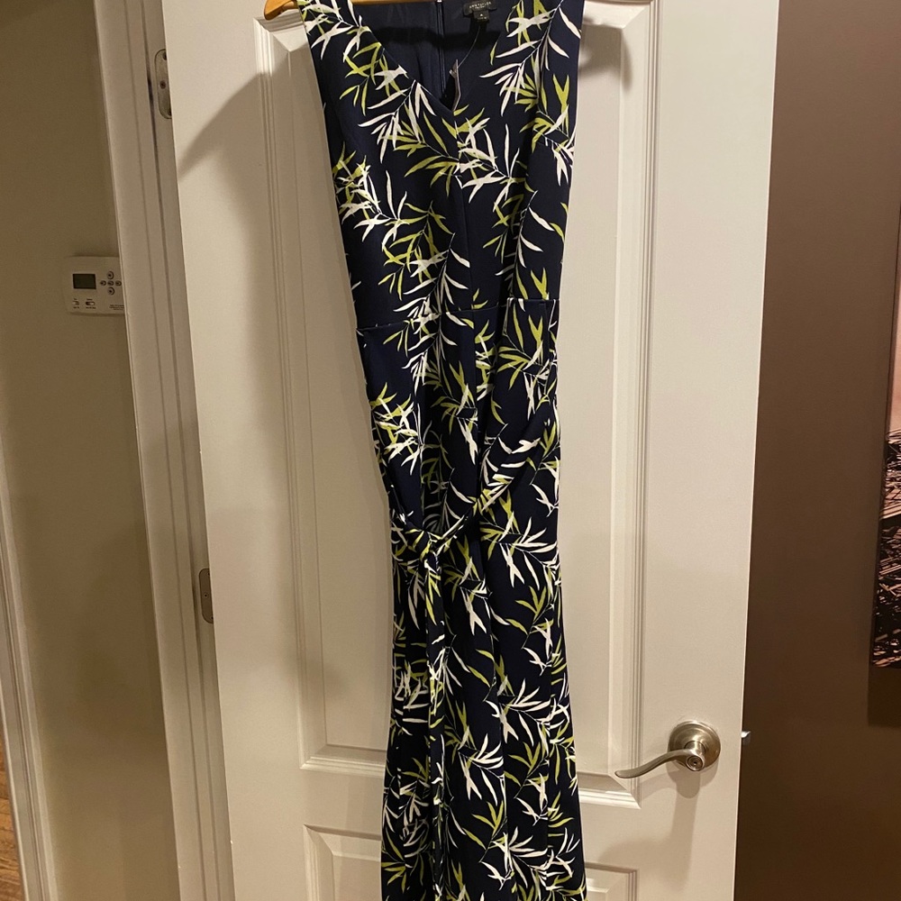 Leafed v-neck jumpsuit - Picture 2 of 4